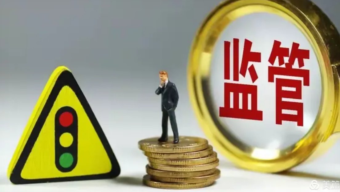 一位两融投资者在电脑前查看账户维持担保比例,屏幕显示融资负债和可用保证金